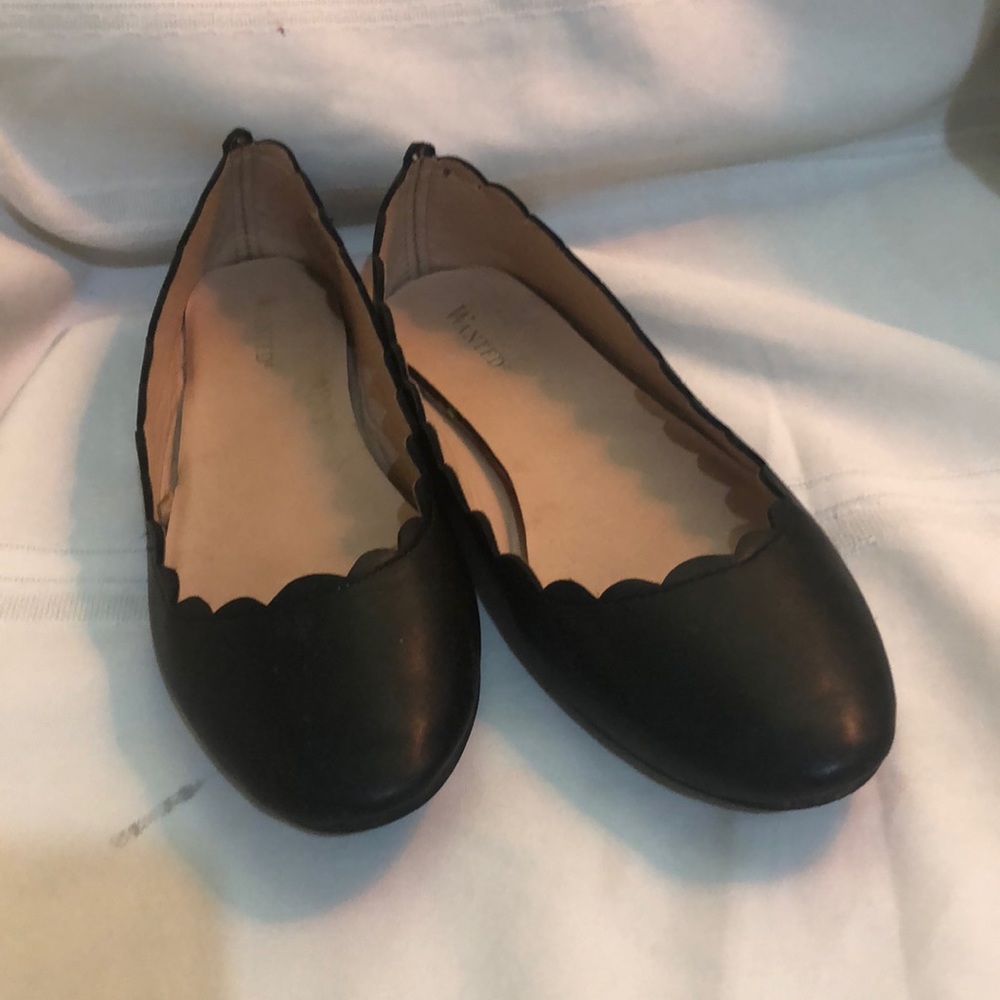 Black ballet flat shoes.